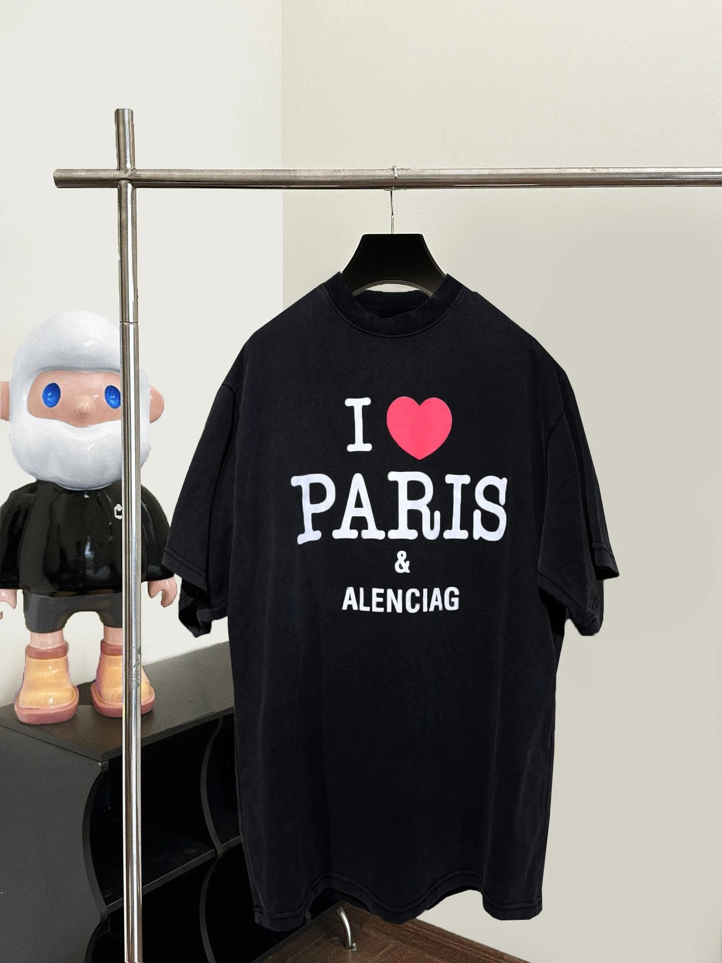 Balen*iaga Paris Love Letter T-Shirt High-Fashion Streetwear for Men & Women